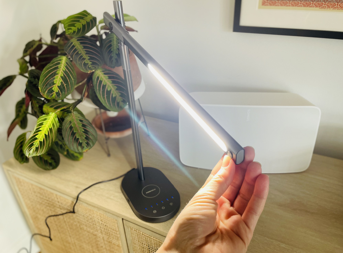 MOMAX Table Lamp w/ Wireless Charger