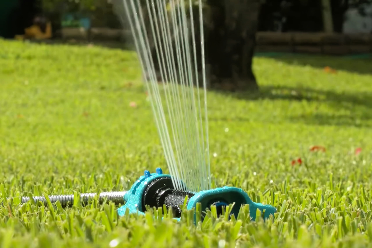 Oscillating Lawn Sprinkler Only 8.40 on Amazon (Regularly 23) Hip2Save