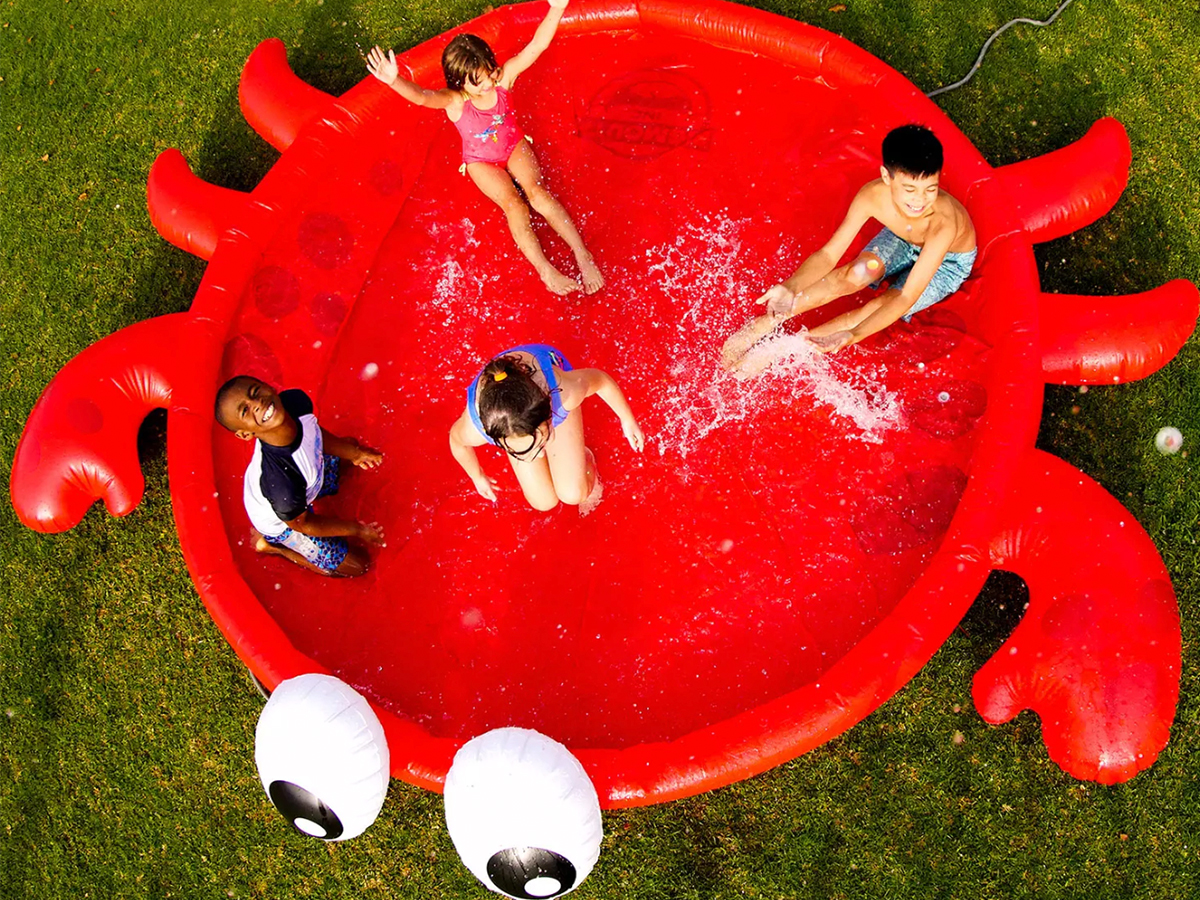 crab sprinkler with kids playing
