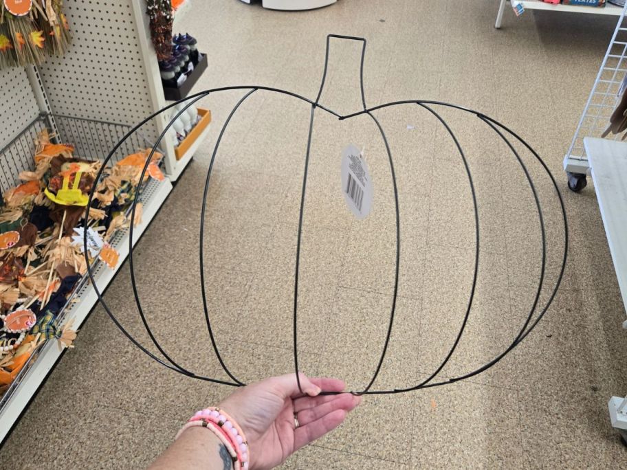 Dollar-Tree-Pumpkin-Craft- ديكور جديد لشجرة الدولار في الخريف نحن نقع فيه | اللافتات الريفية والعلب المعدنية والقرع وغير ذلك الكثير