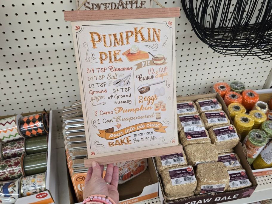 Dollar-Tree-Pumpkin-Pie-Rustic-Recipe-Board ديكور جديد لشجرة الدولار في الخريف نحن نقع فيه | اللافتات الريفية والعلب المعدنية والقرع وغير ذلك الكثير