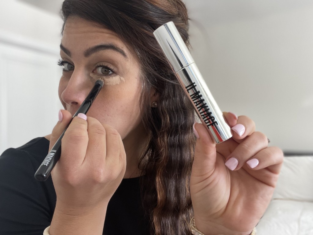 woman applying Il Makiage concealer