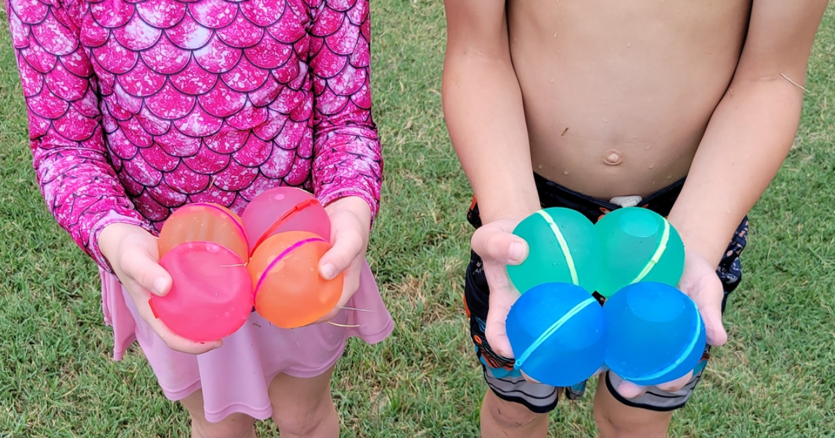 Kids holding Soppycid waterballoons in hands