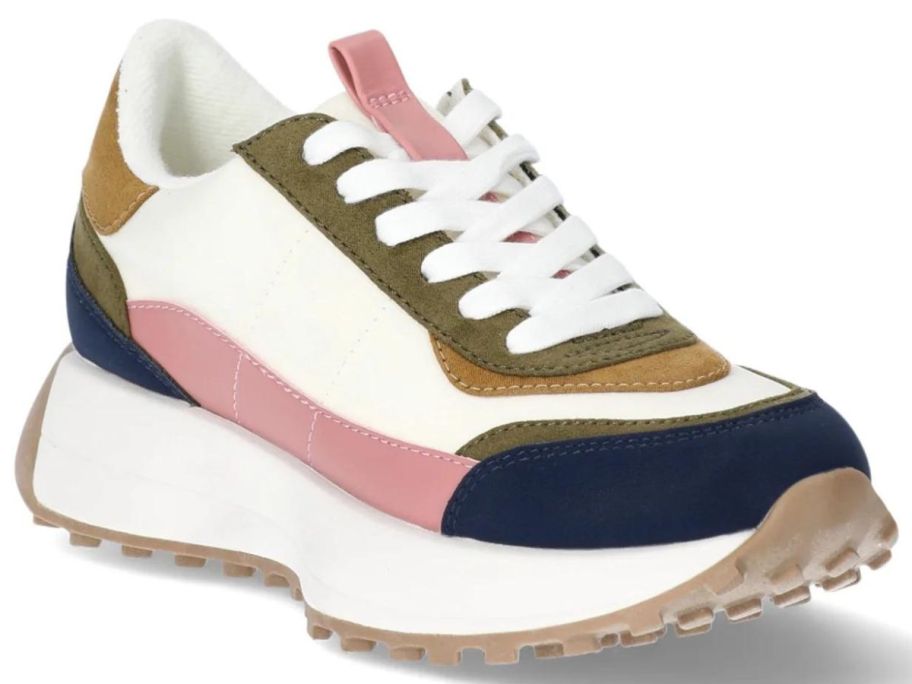 No-Boundaries-Womens-Retro-Inspired-Sneakers المشتريات المفضلة لفريق Walmart Fall Fashion من 10.96 دولار (+ كيفية التصميم!)