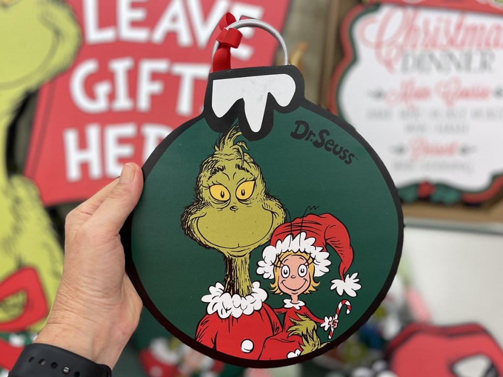 the grinch and cindy lou wooden decor