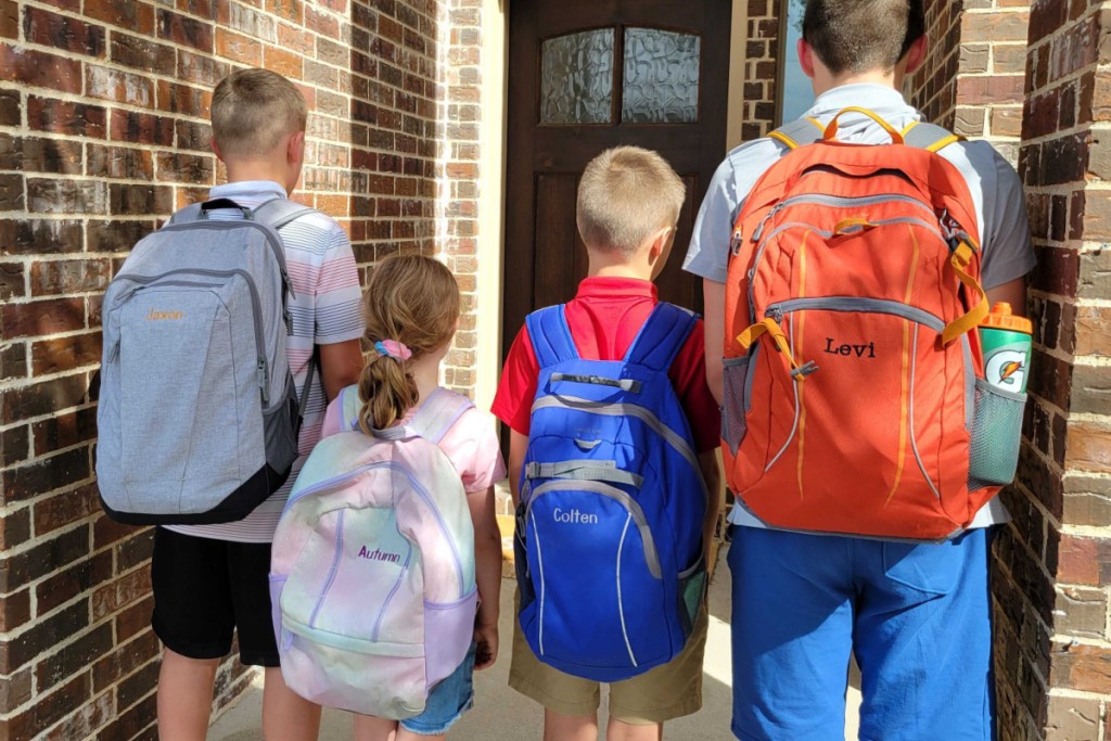 4 kids with backpacks on