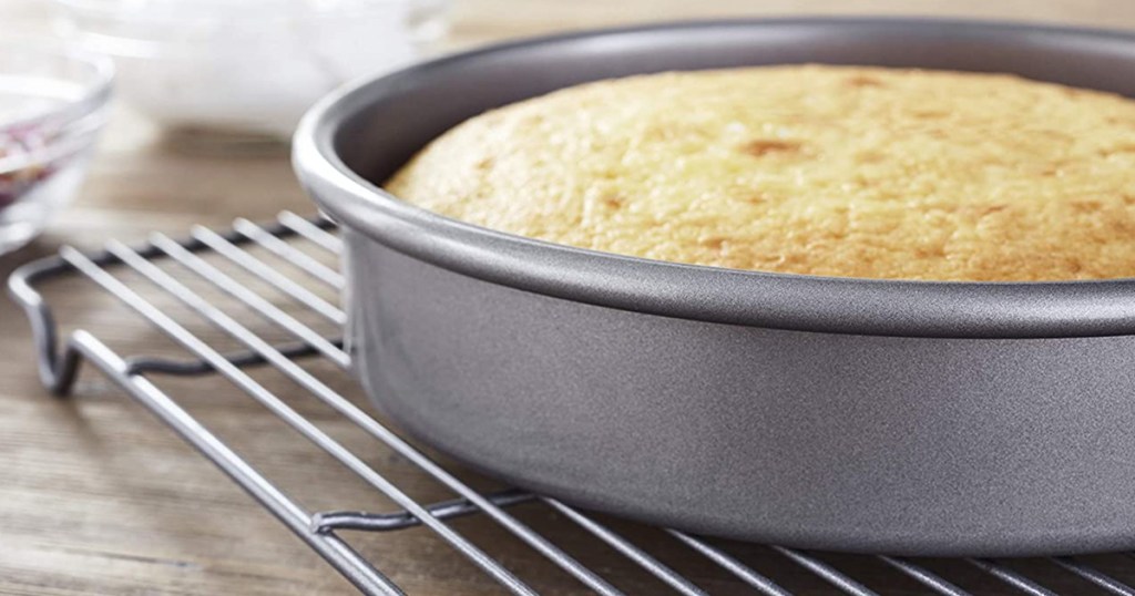 round cake pan with cake