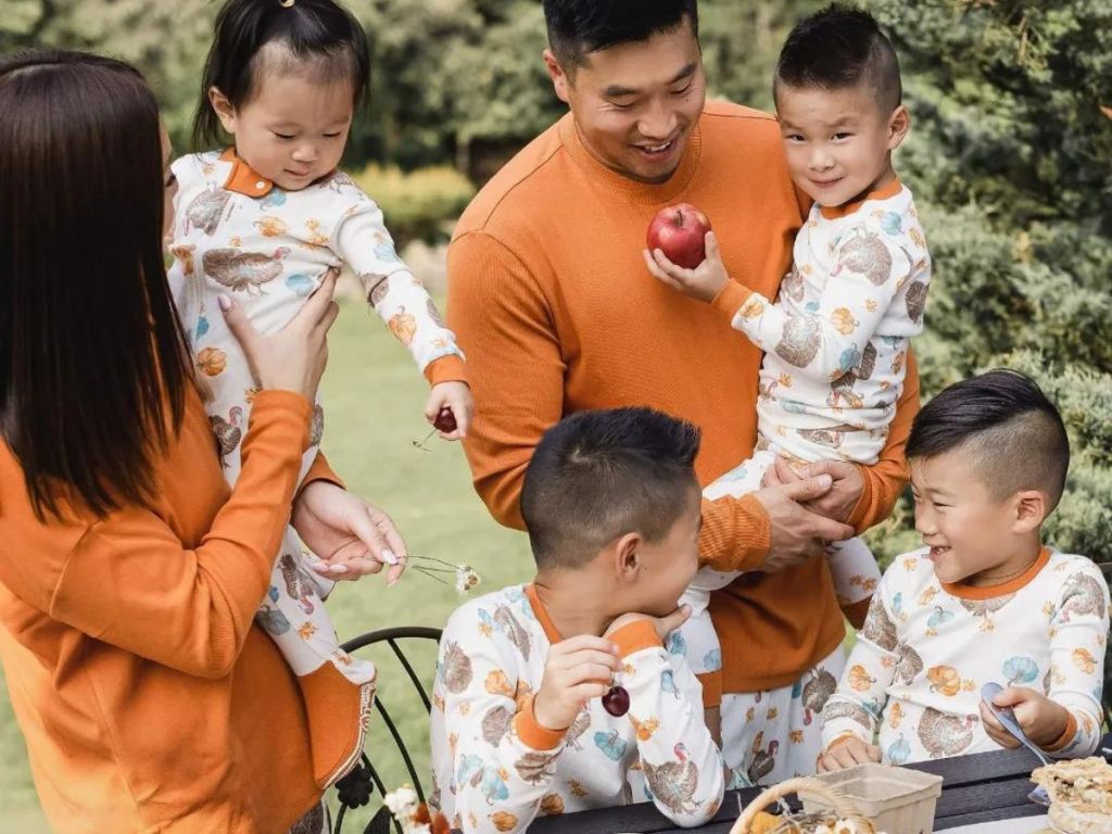عائلة مكونة من 5 أفراد يرتدون بيجامات عيد الشكر المتطابقة