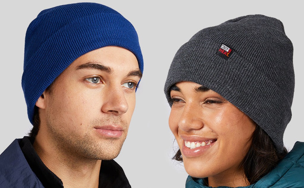 رجل وامرأة يرتديان قبعات صغيرة زرقاء ورمادية