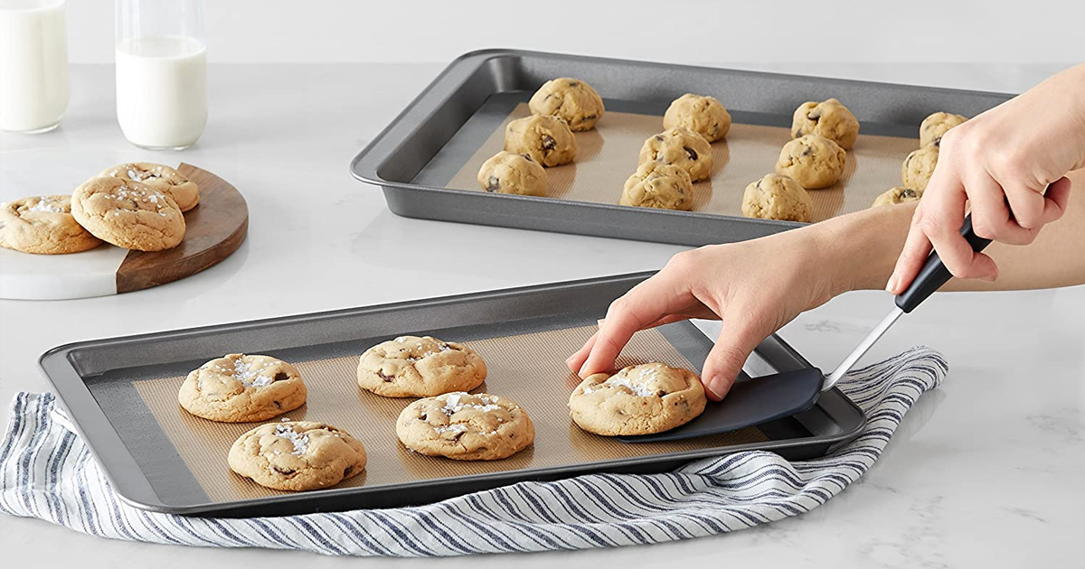 taking cookies off baking sheet with silicone mat
