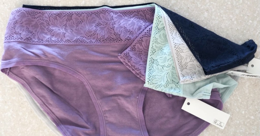 4 pairs of underwear with lace trim