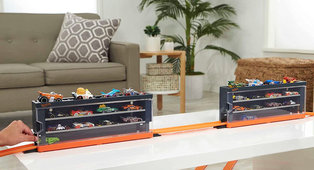 Hot Wheels Car Storage Case w/ 8 Cars Only $13.66 on Amazon (Regularly $33)