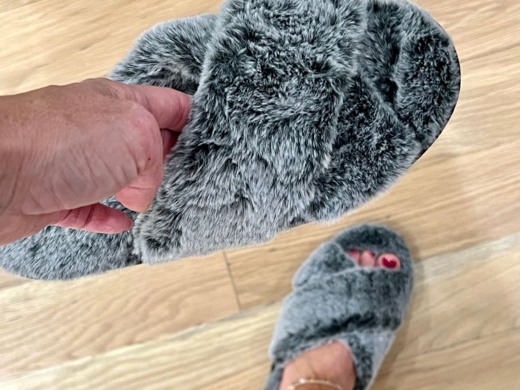 Joyspun-Womens-Crossband-Slipper-gray النعال النسائية من 9.98 دولار على Walmart.com