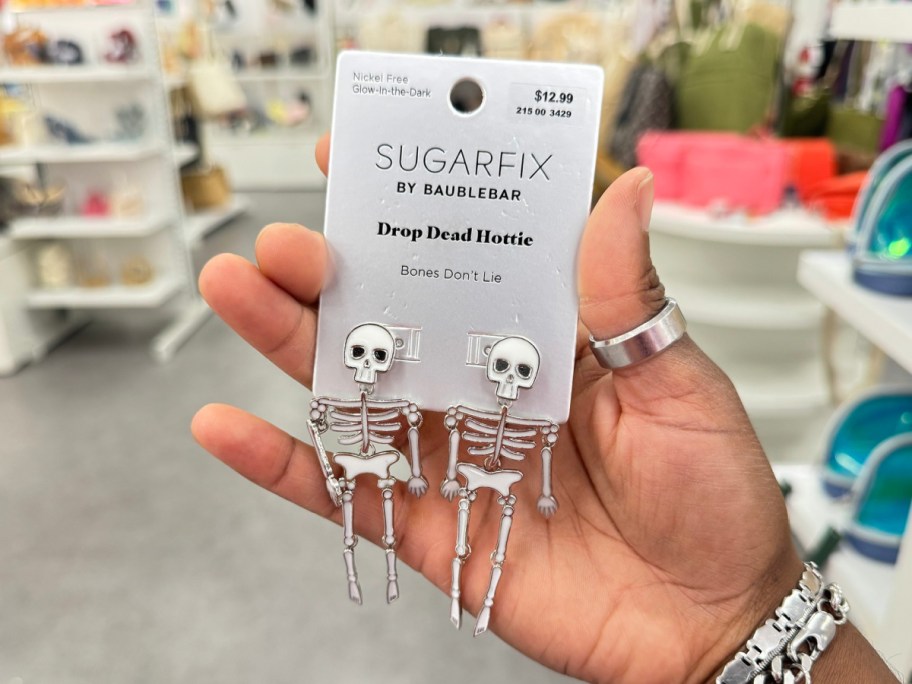 hand-holding-halloween-drop-dead-hottie-drop-earrings أقراط SugarFix By Baublebar Halloween تبدأ من 13.99 دولارًا في Target | اختر من بين طن من الأنماط!