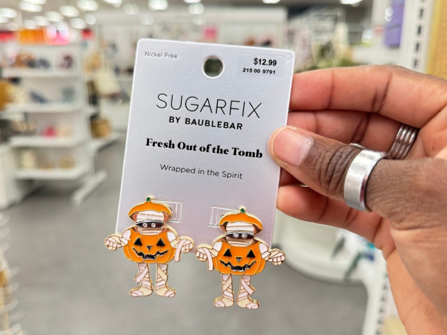 hand-holding-halloween-pumpkin-earrings أقراط SugarFix By Baublebar Halloween تبدأ من 13.99 دولارًا في Target | اختر من بين طن من الأنماط!