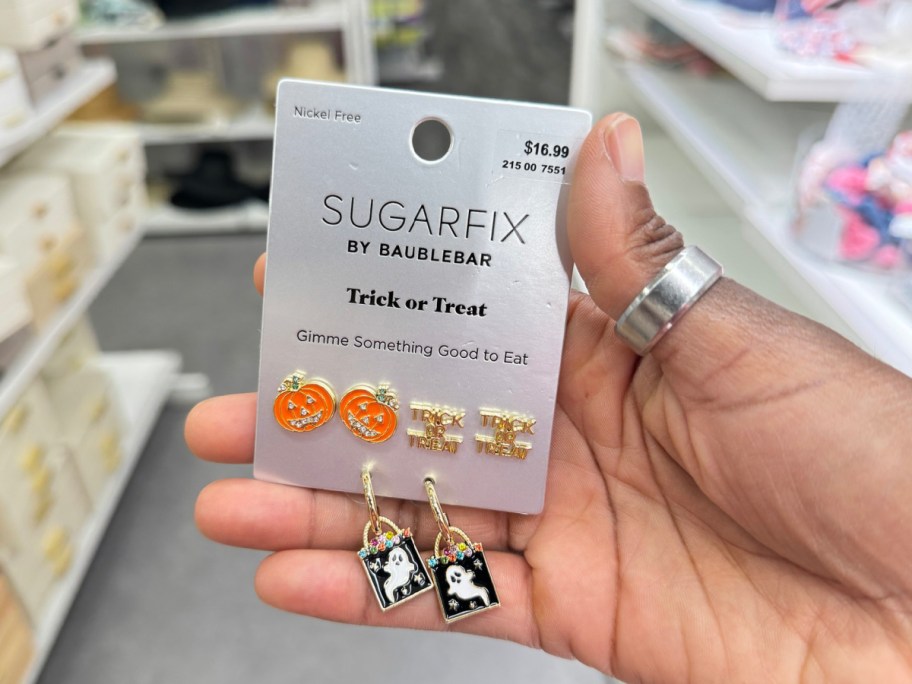 hand-holding-trick-or-treat-earrings أقراط SugarFix By Baublebar Halloween تبدأ من 13.99 دولارًا في Target | اختر من بين طن من الأنماط!