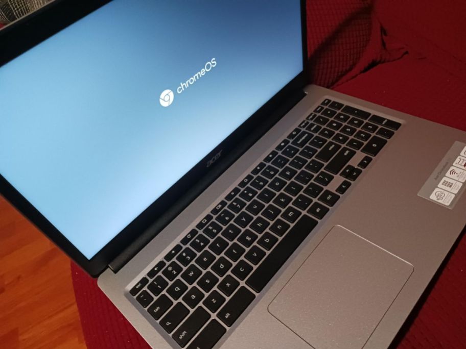 open acer 315 chromebook with start up screen