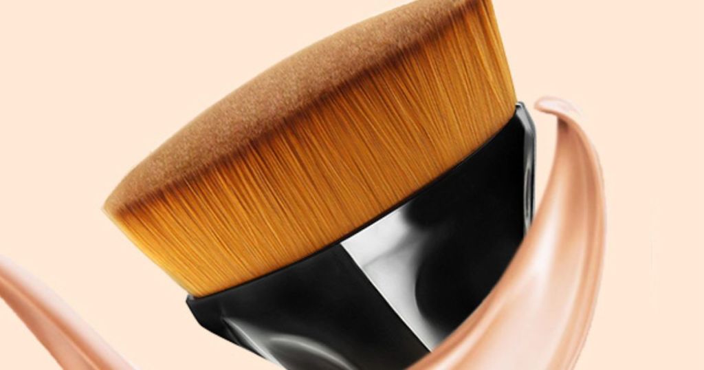 Kabuki foundation brush with black handle and dense bristles
