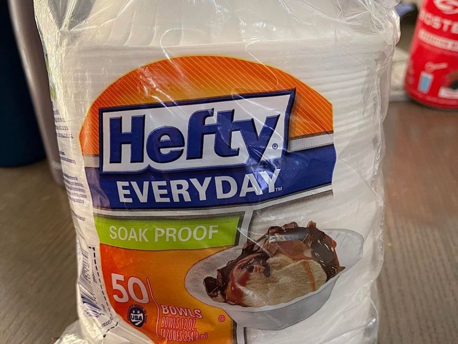 A pack of Hefty Everyday Foam Bowls