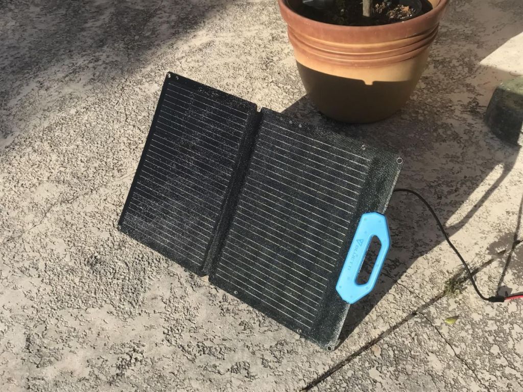 لوحة الطاقة الشمسية لمحطة بلوتي المحمولة معروضة بالخارج