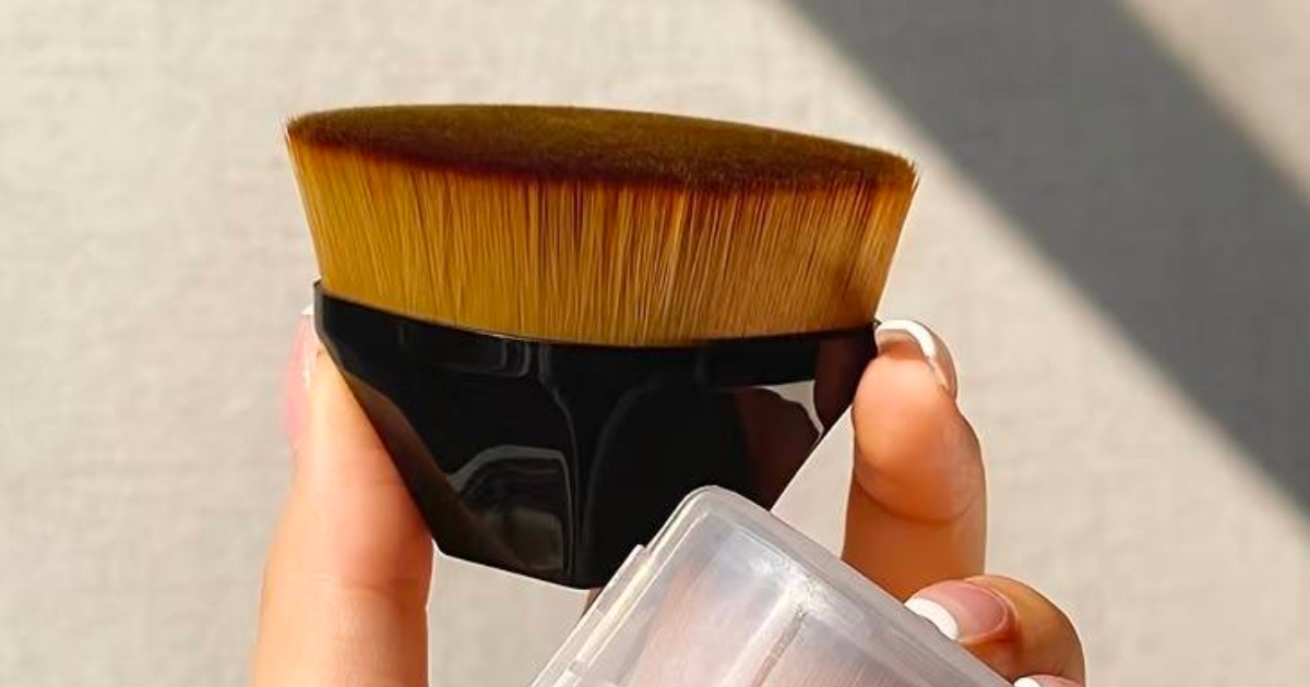 Kabuki Makeup Brush w/ Protective Case ONLY $2.99 on Amazon – Easy Stocking Stuffer!