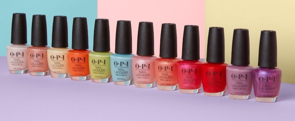 Reihe verschiedener Farben von OPI-Nagellack