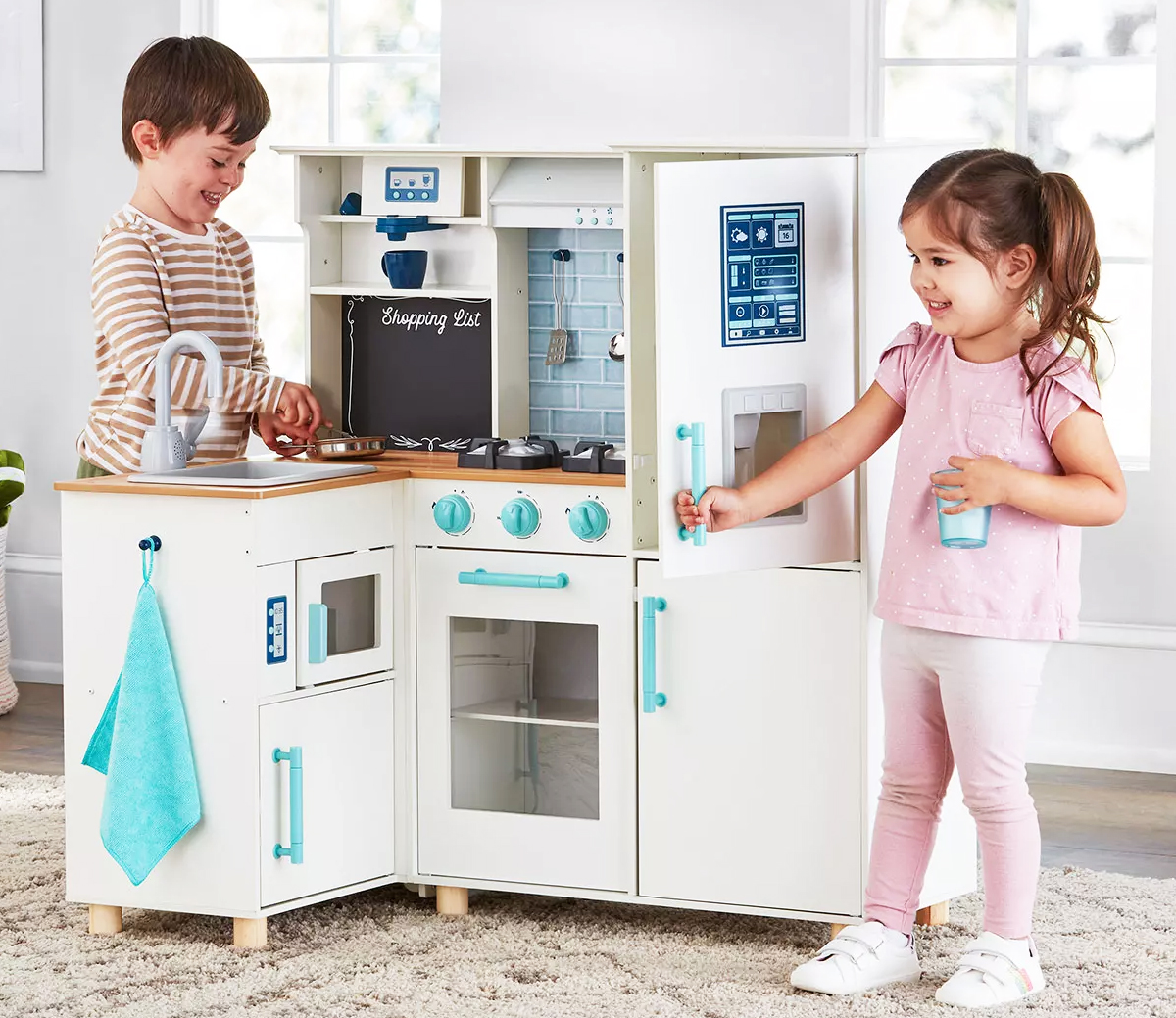 kids playing with pretend kitchen