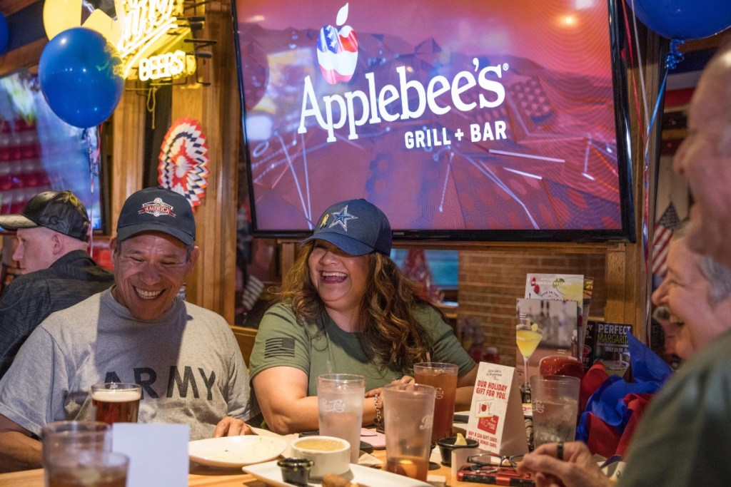 military members eating at Applebee's