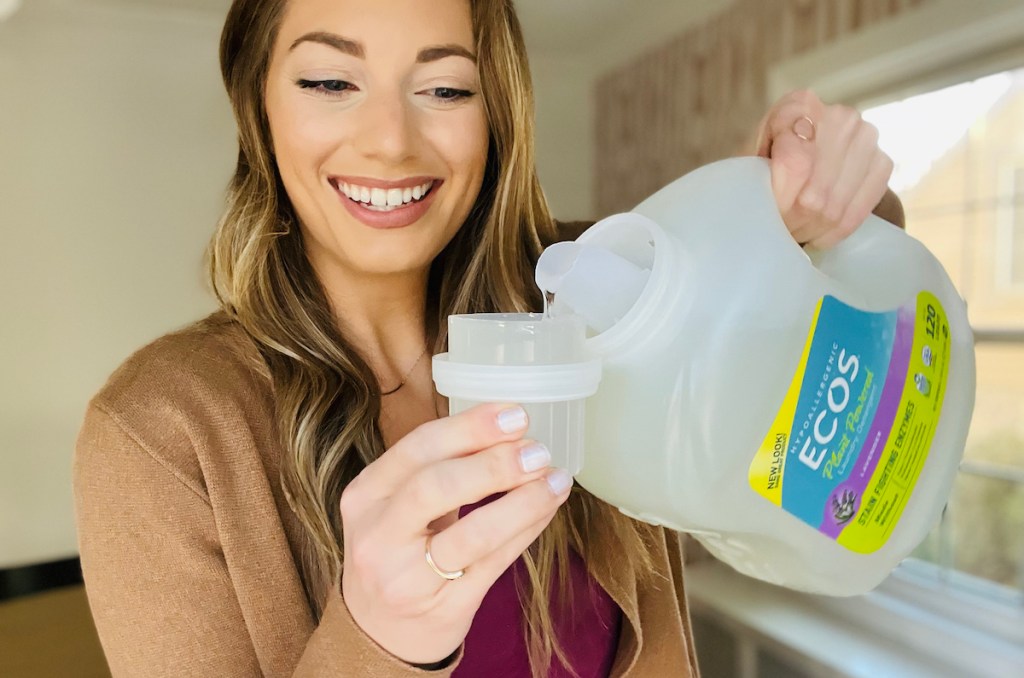 woman pouring ecos laundry detergent into lid