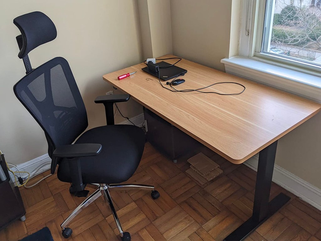 flexispot adjustable desk with pine top and black bottom