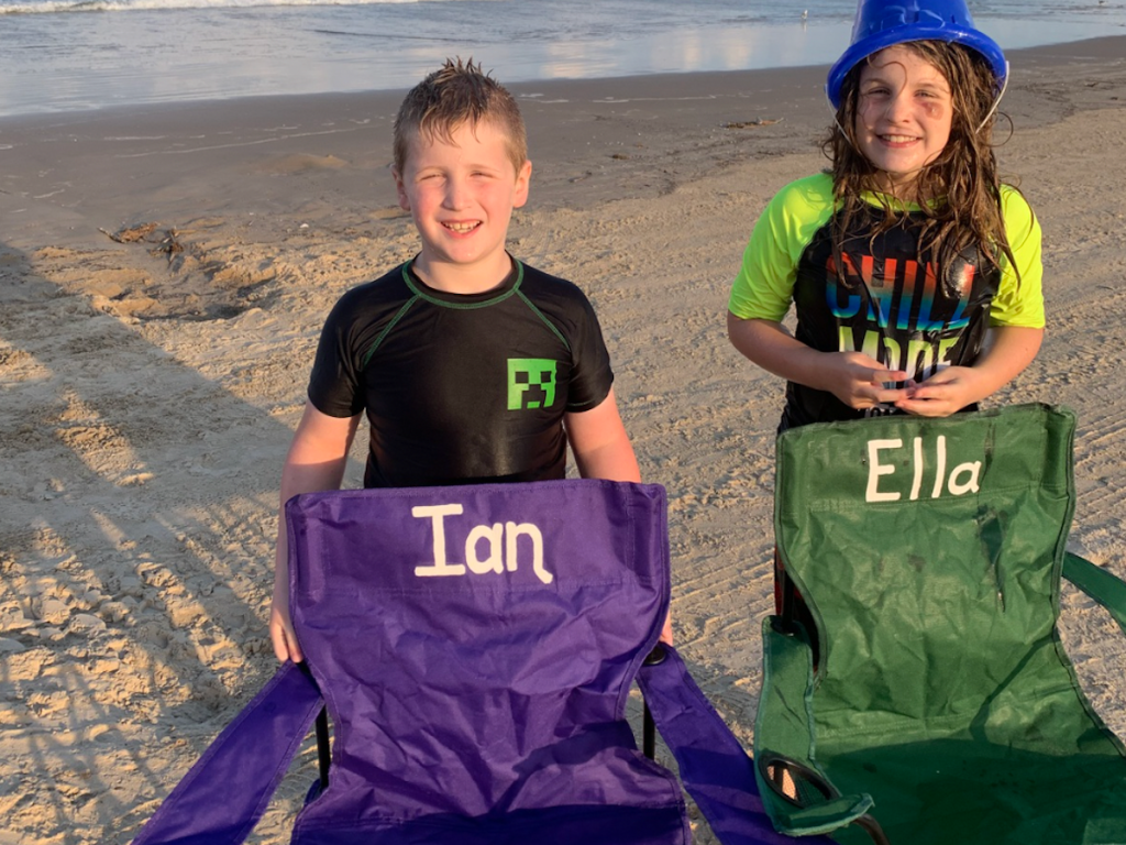 kids with beach chairs