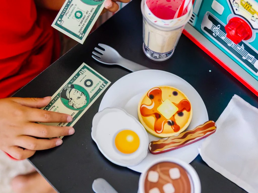Melissa & Doug Star Diner – Cucina In Legno 2 Lati Con Forno, Frigorifero, Jukebox E Moneta – Gioco Di Ruolo Per Bambini 3+ Anni