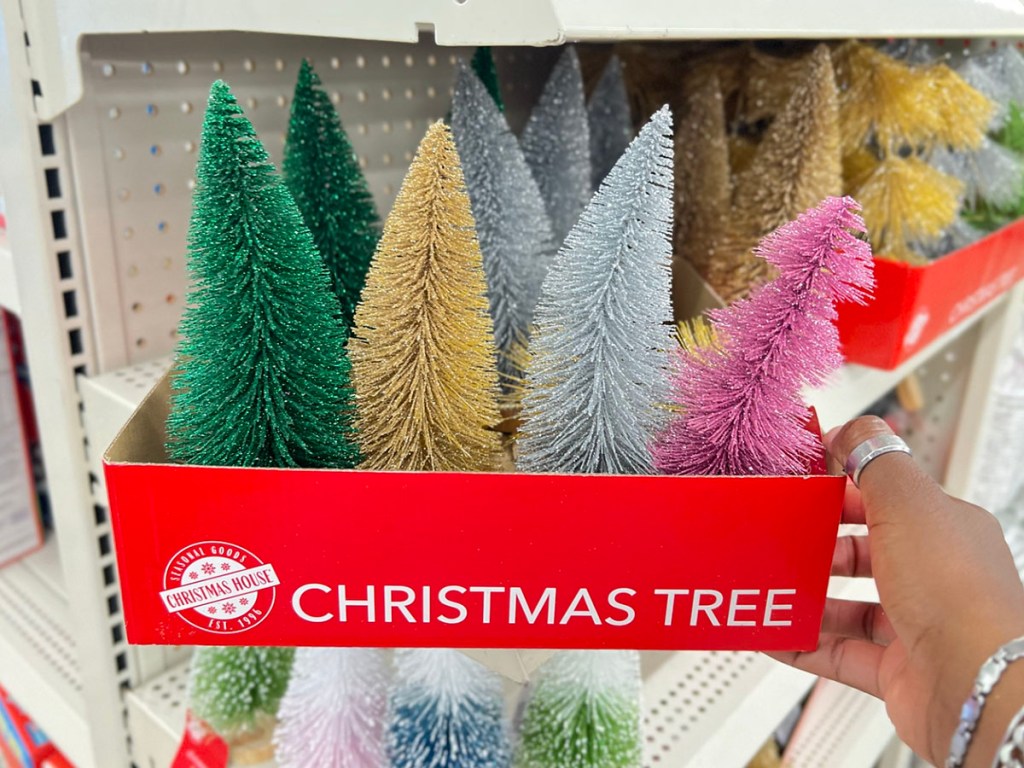 أشجار عيد الميلاد المصغرة على الرف في شجرة الدولار