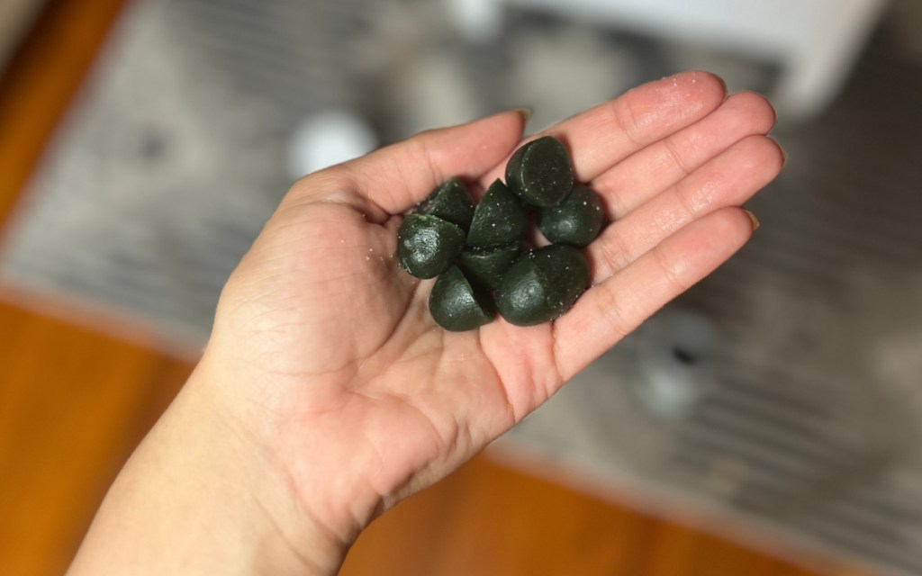 green magesium gummies in hand