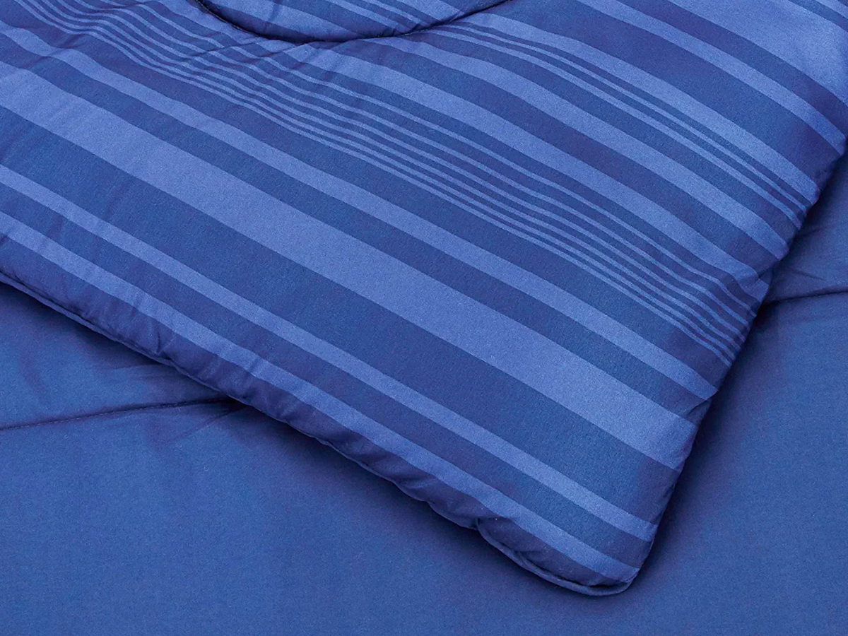 Amazon Basics 5-Piece Lightweight Microfiber Bed-In-A-Bag Comforter Bedding Set 