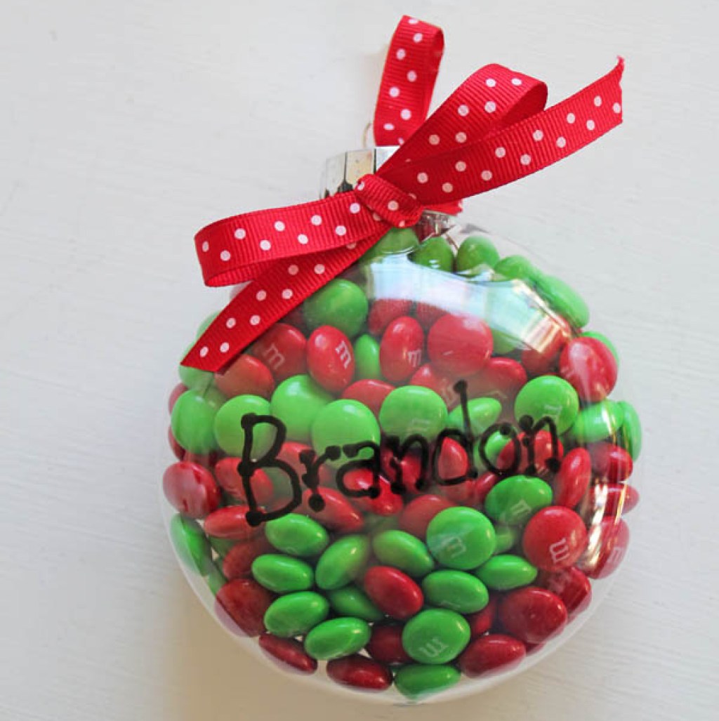 An easy personalized DIY Christmas Ornament filled with M&Ms from Simple30MinuteCrafts
