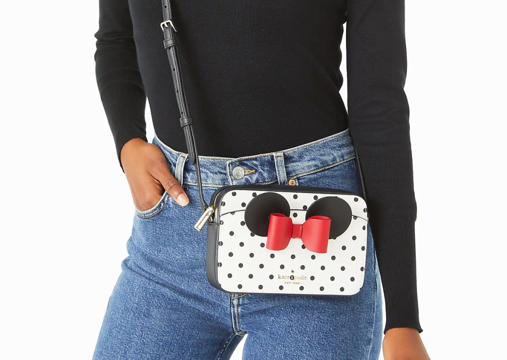 woman with minnie mouse crossbody bag