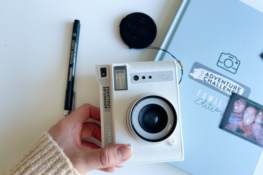 weiße Polaroidkamera über Abenteuerherausforderung
