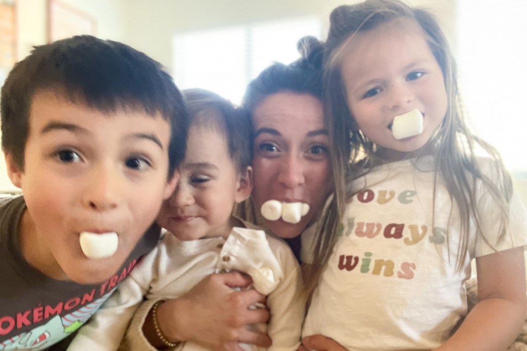 Familie mit Marshmallows im Mund