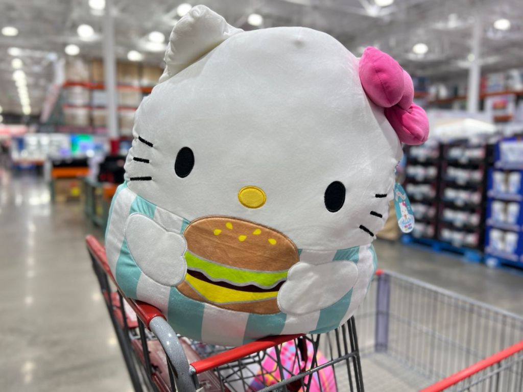 hello-kitty-with-burger-in-hand-in-Costco-cart JUMBO Hello Kitty Squishmallows فقط 24.99 دولارًا في كوستكو