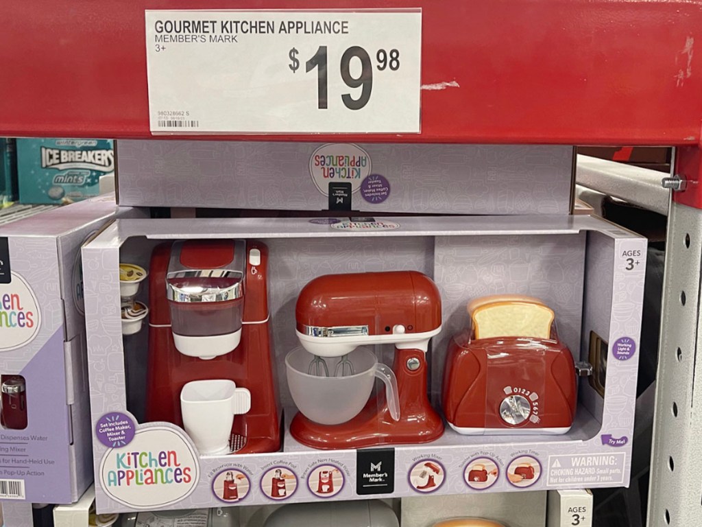 أدوات المطبخ باللون الأحمر في الصندوق