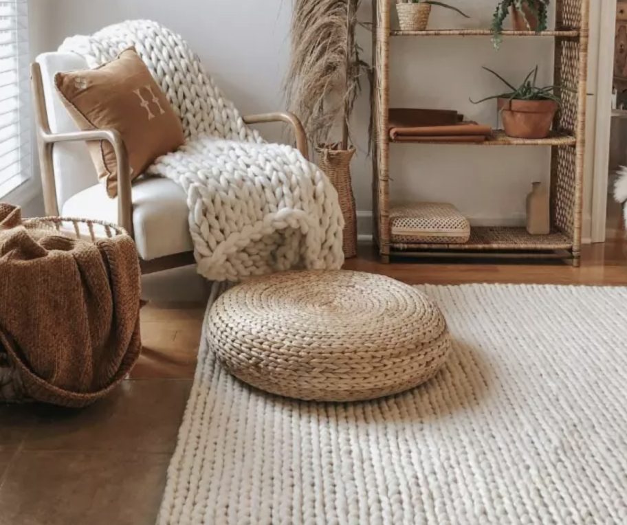 A living room with a free HO ruged ruged rug 