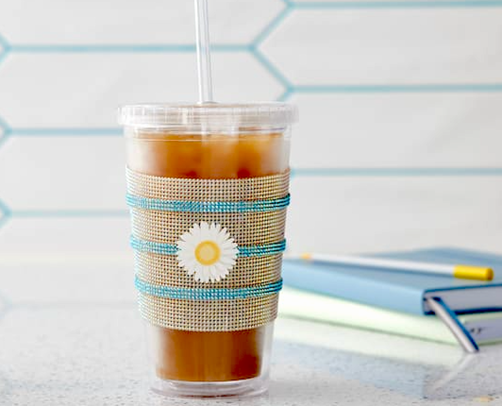 Tumbler with straw and decorations 