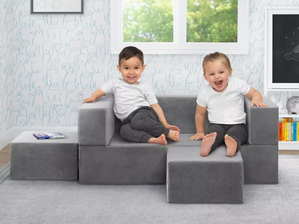 صبيان على أريكة رمادية اللون في غرفة اللعب