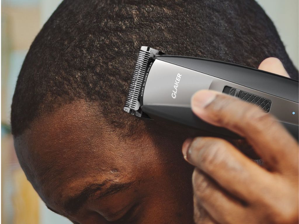 man using Glaker clippers on his hair