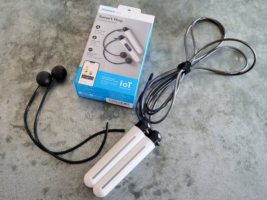 box and accessories for Momax Smart Jump Rope