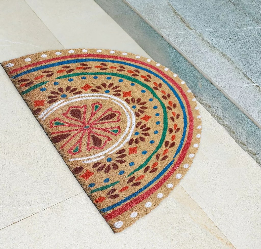 Rounded doormat with flowers on it