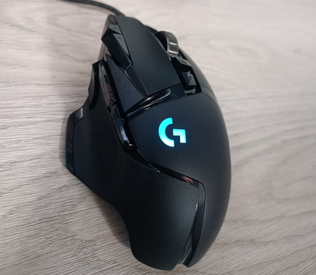 black gaming mouse 