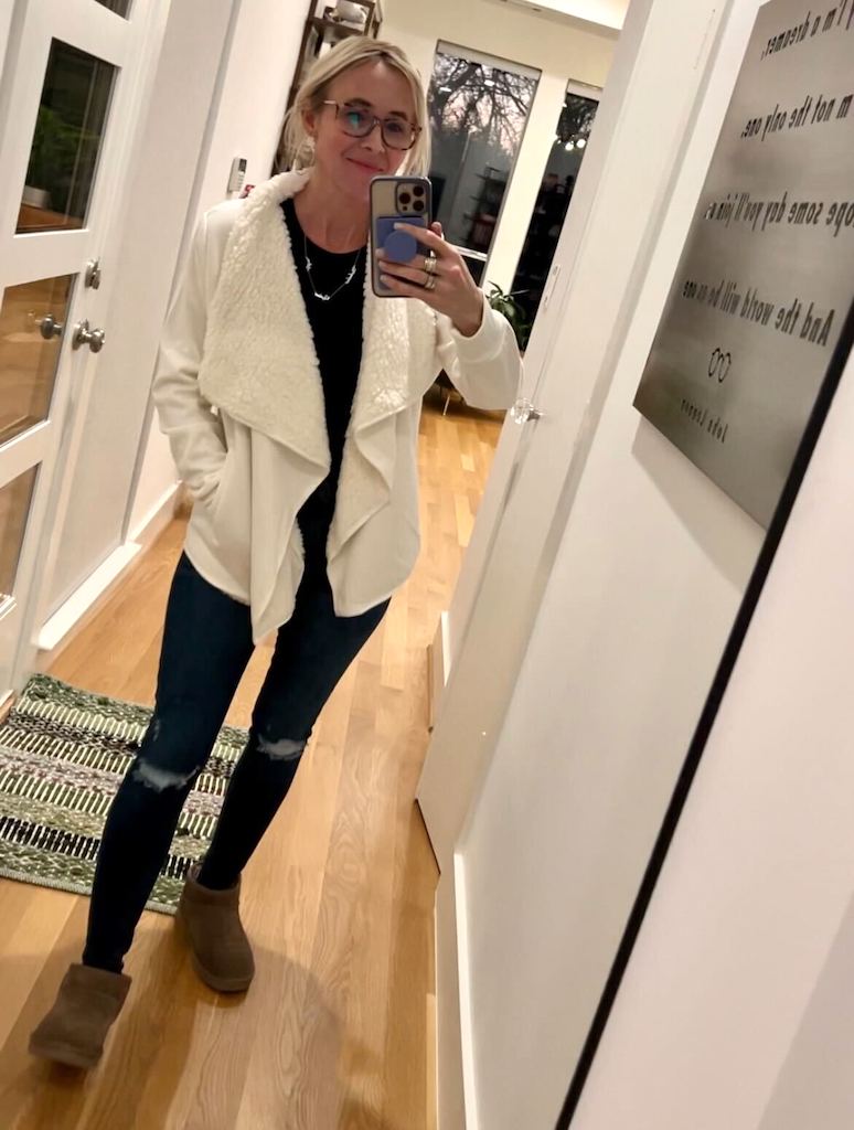 woman wearing sherpa cardigan with skinny jeans 