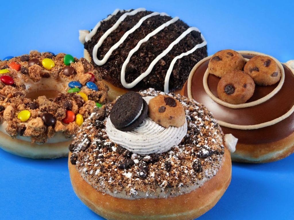 Vier Krispy Kreme Cookie Donuts